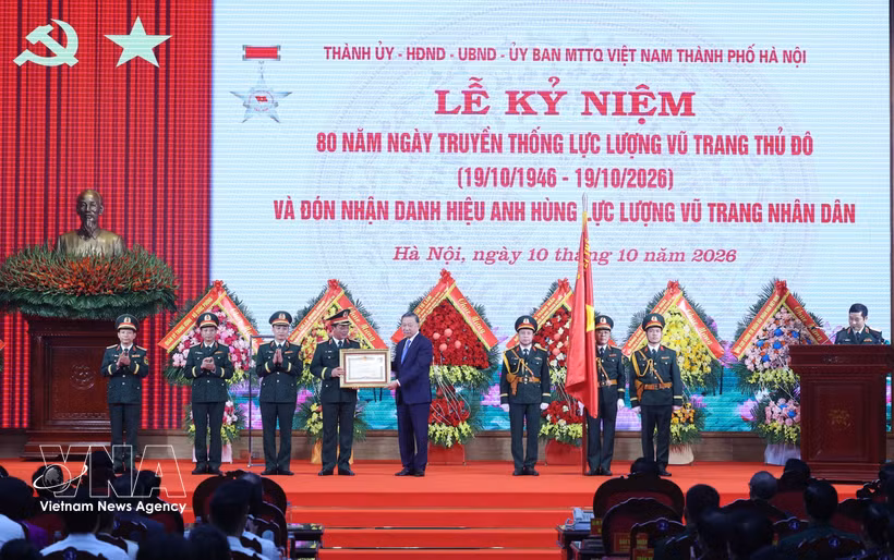 El secretario general del Partido y presidente del Estado, To Lam, otorga al Mando de las Fuerzas Armadas de Hanoi el título de "Héroe de las Fuerzas Armadas Populares".