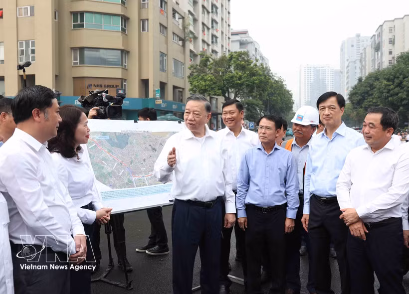 El secretario general del Partido Comunista de Vietnam y presidente de la República, To Lam, inspecciona la ejecución del proyecto de la carretera de circunvalación 2.5. (Fuente: VNA)