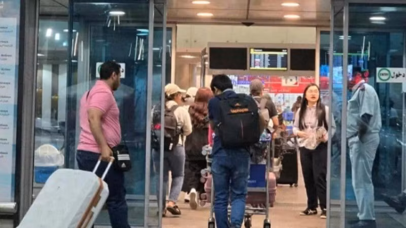 Un grupo de ciudadanos vietnamitas ingresa al aeropuerto de El Cairo (Egipto) para regresar a la tierra natal. (Fuente: Embajada de Vietnam en Israel)