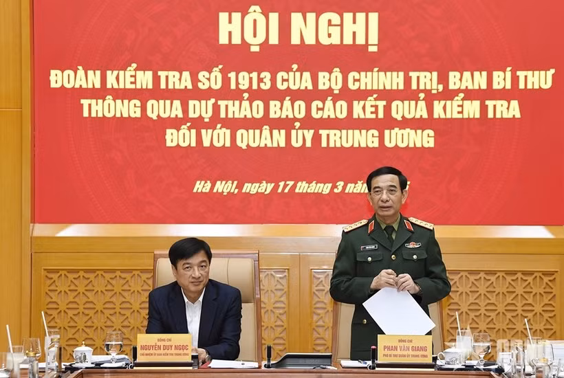 Nguyen Duy Ngoc, jefe de la Comisión de Control Disciplinario del Comité Central del PCV, y Phan Van Giang, ministro de Defensa en el evento. (Fuente: VNA)