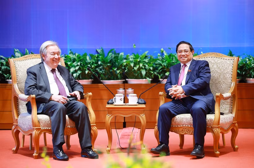 El secretario general de la Organización de las Naciones Unidas (ONU), António Guterres, se reúne con el primer ministro vietnamita, Pham Minh Chinh. (Fuente: VNA)