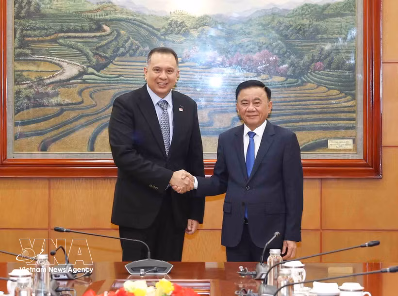 Tran Cam Tu, miembro del Buró Político y permanente del Secretariado del Comité Central del Partido Comunista de Vietnam, recibe a Christopher Pragasam, director de la Comisión de Servicio Público y director ejecutivo de la Escuela de Servicio Público Internacional de Singapur. (Fuente: VNA)