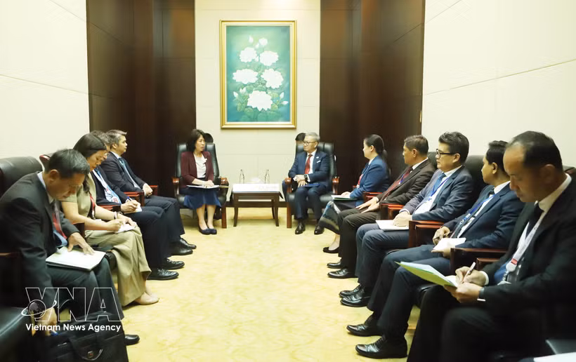 El viceprimer ministro y canciller de Laos, Thongsavanh Phomvihane, se reúne con la viceministra de Relaciones Exteriores de Vietnam, Nguyen Thi Hoang Van. (Fuente: VNA)
