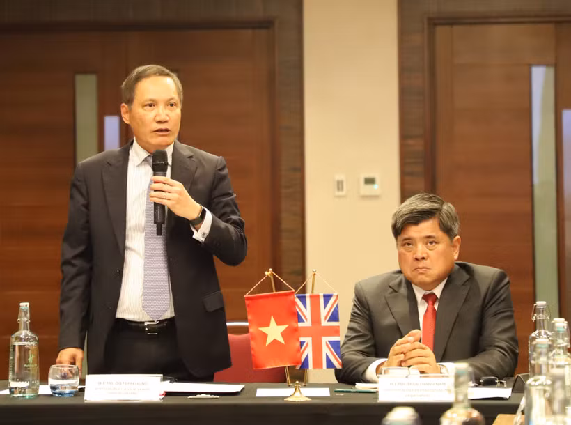 El embajador de Vietnam en Reino Unido, Do Minh Hung, habla en el evento. (Fuente: VNA)