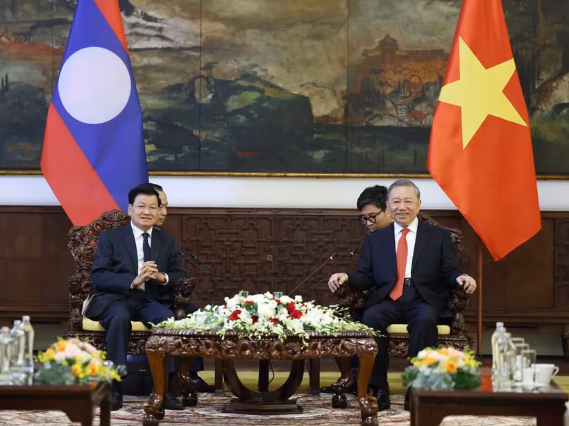 El secretario general del Partido Comunista de Vietnam, To Lam, se reúne con el secretario general del Partido Popular Revolucionario y presidente de Laos, Thongloun Sisoulith. (Fuente: VNA)