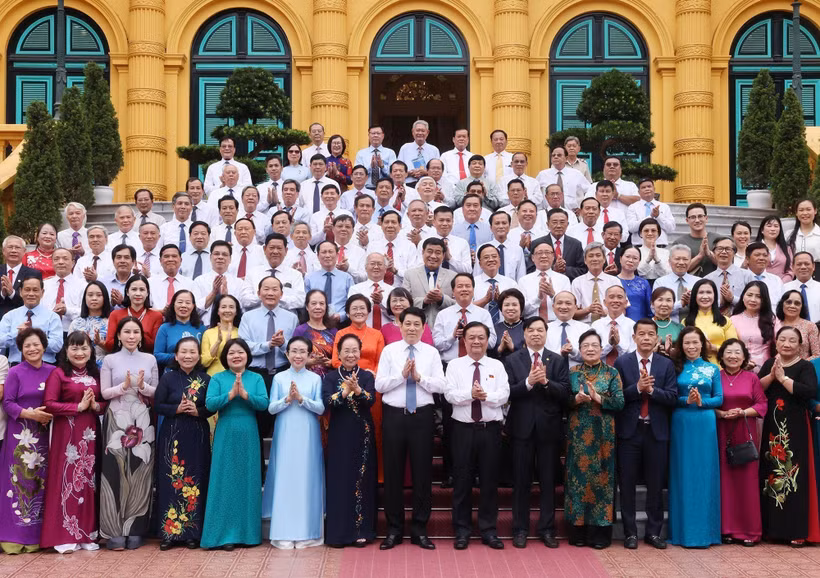 El presidente Luong Cuong y delegados. (Fuente: VNA)