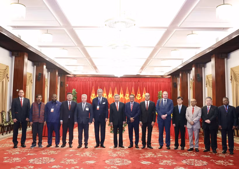 El secretario general del Partido Comunista de Vietnam, To Lam, y los jefes de delegaciones de partidos políticos se toman una foto de recuerdo. (Fuente: VNA)