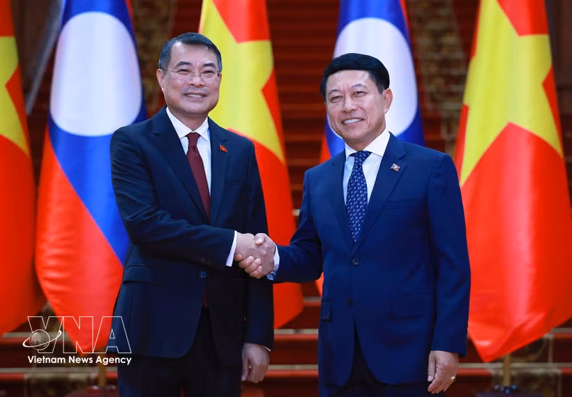 El primer ministro de Vietnam, Le Minh Hung, y su homólogo laosiano, Saleumxay Kommasith. (Fuente: VNA)