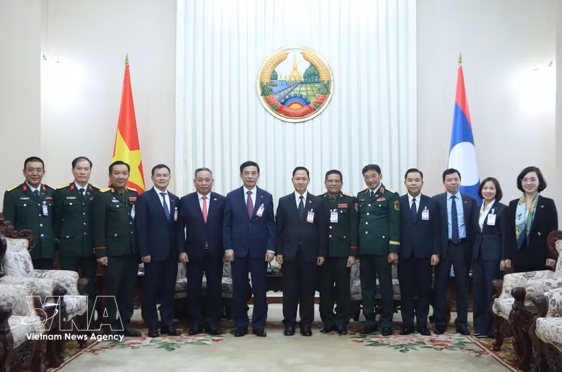 El viceprimer ministro y ministro de Defensa de Vietnam, general Phan Van Giang, su homólogo laosiano, general Khamlieng Outhakaysone, y delegados. (Fuente: VNA)
