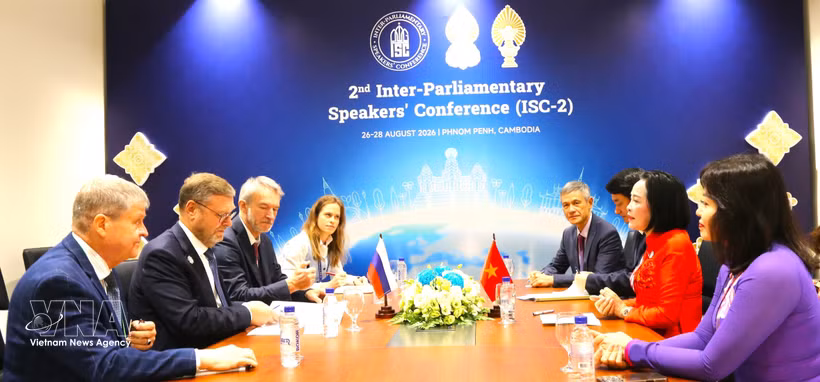 La vicepresidenta de la Asamblea Nacional de Vietnam Nguyen Thi Thanh se reúne con Konstantin Kosachev, vicepresidente del Consejo de la Federación de Rusia. (Fuente: VNA)