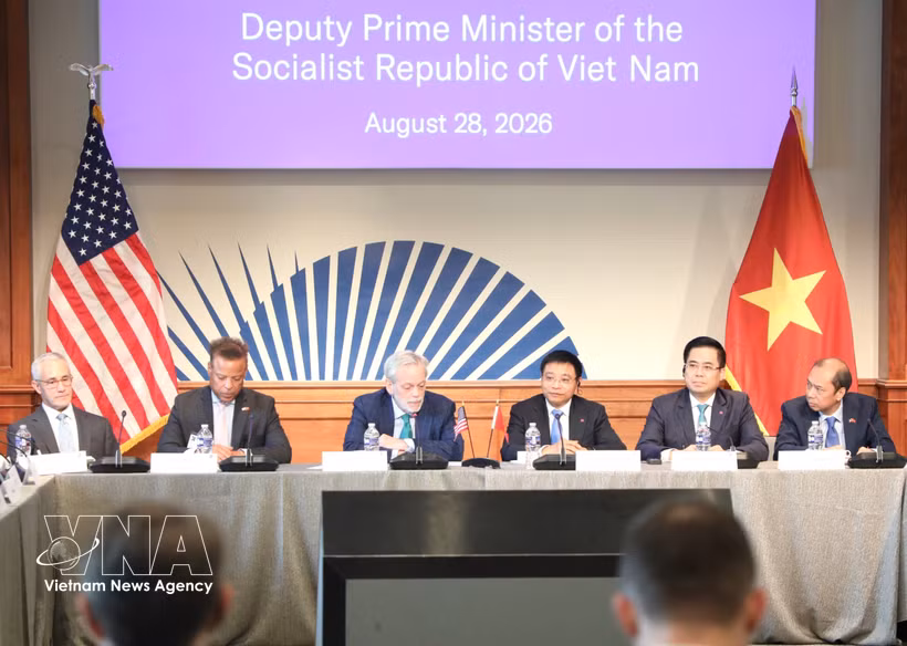 El viceprimer ministro de Vietnam Nguyen Van Thang y delegados en el coloquio empresarial. (Fuente: VNA)