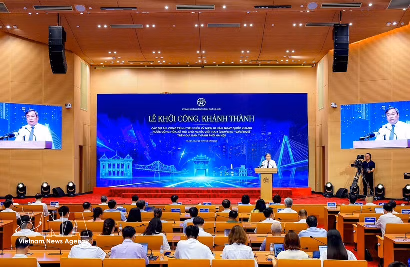 El presidente del Comité Popular de Hanoi, Vu Dai Thang, habla en la inauguración de los proyectos. (Fuente: VNA)