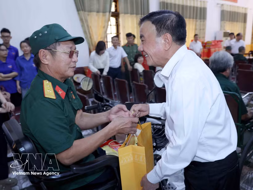 El miembro del Buró Político y permanente del Secretariado del Comité Central del Partido Comunista de Vietnam, Tran Cam Tu, entrega obsequio a un veterano. (Fuente: VNA)