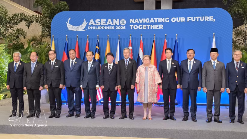 Los cancilleres de la ASEAN+3 posan para una foto. (Fuente: VNA)