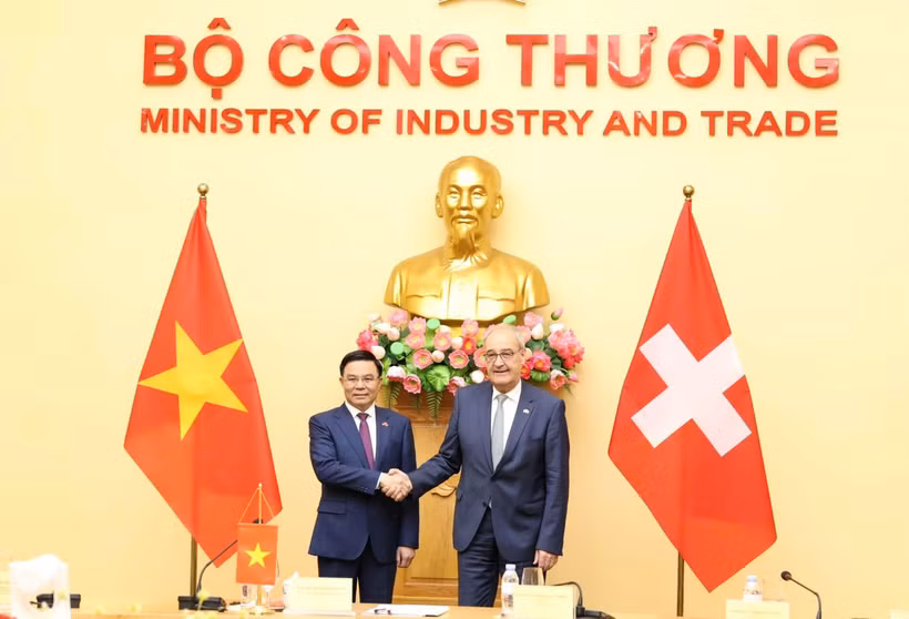 El ministro de Industria y Comercio de Vietnam, Le Manh Hung, y el presidente y ministro del Departamento Federal de Asuntos Económicos, Educación e Investigación de Suiza, Guy Parmelin. (Fuente: Ministerio de Industria y Comercio)