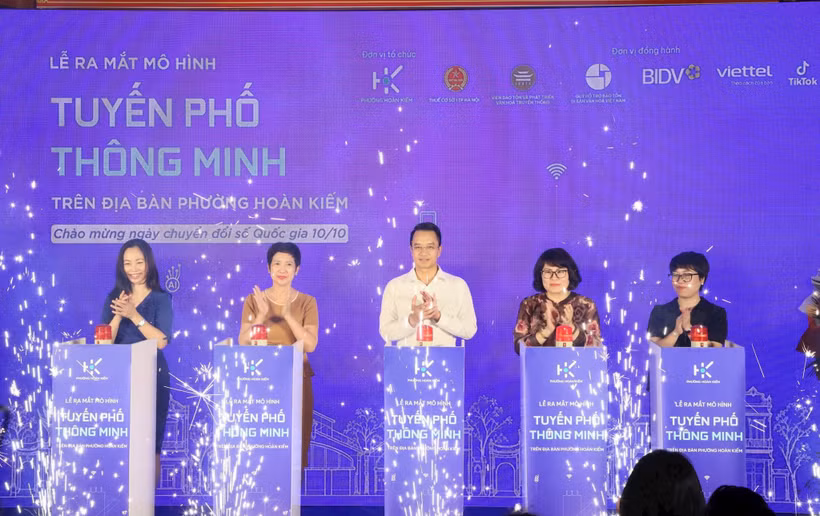 Trinh Hoang Tung, presidente del Comité Popular del barrio de Hoan Kiem, y delegados en la ceremonia de lanzamiento del modelo piloto de "Calle Inteligente". (Foto: hanoimoi.vn)
