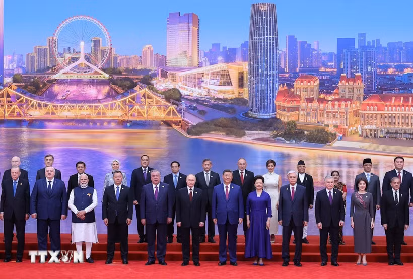 El secretario general del Partido Comunista y presidente de China, Xi Jinping, el primer ministro vietnamita, Pham Minh Chinh, y delegados en la Cumbre de la Organización de Cooperación de Shanghái (OCS) 2025 toman una foto de recuerdo. (Fuente: VNA)