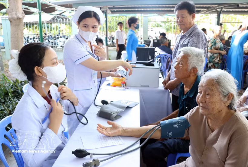 Médicos del Hospital General de Ninh Thuan (provincia de Khanh Hoa) examinan a pacientes ancianos. (Fuente: VNA)
