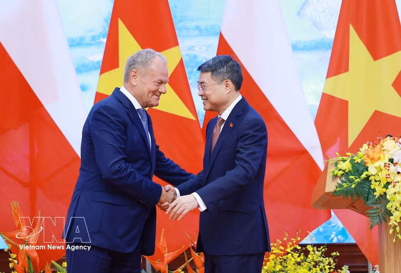 El primer ministro vietnamita, Le Minh Hung, y su homólogo polaco, Donald Tusk. (Fuente: VNA)