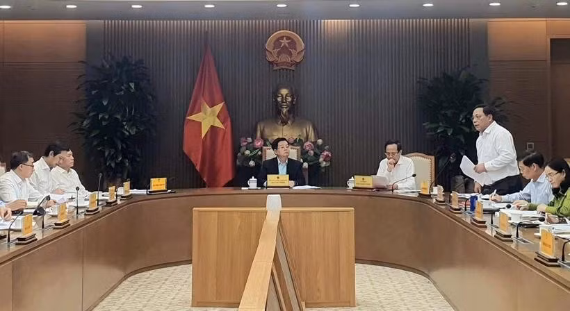 El viciprimer ministro Mai Van Chinh trabajó con representantes de ministerios, ramas y unidades para revisar las labores relacionadas con la celebración del Día de Vesak de las Naciones Unidas 2025. (Fuente: VNA)