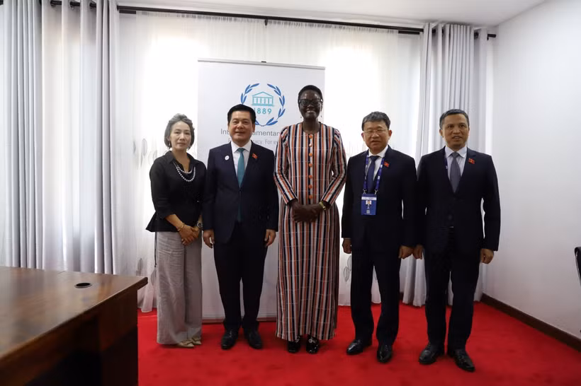 El vicepresidente de la Asamblea Nacional de Vietnam, Nguyen Hong Dien, se reúne con la presidenta de la Unión Interparlamentaria, Tulia Ackson. (Fuente: Cancillería)