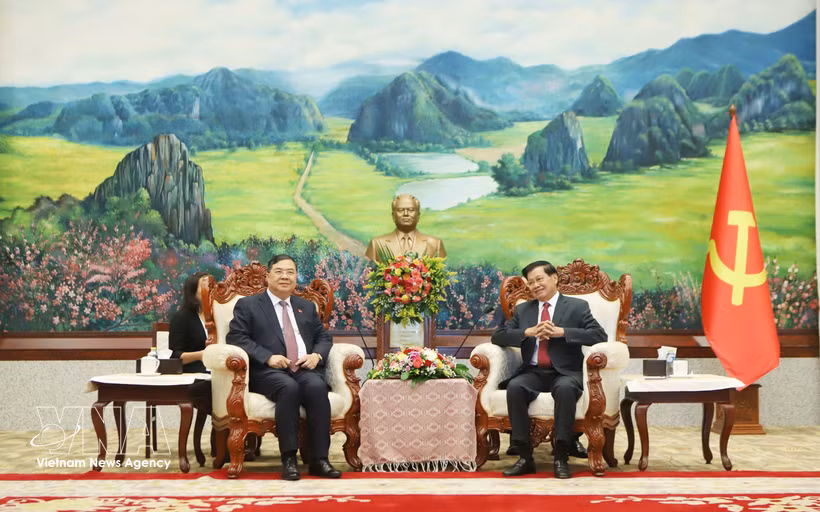 El secretario general del Partido Popular Revolucionario y presidente de Laos, Thongloun Sisoulith, se reúne con el viceprimer ministro permanente vietnamita, Pham Gia Tuc (derecha). Fuente: VNA