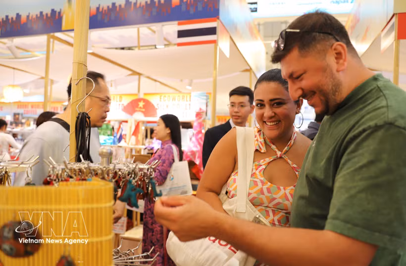 Los turistas internacionales quedan encantados con los recuerdos artesanales exhibidos en el evento. (Fuente: VNA)