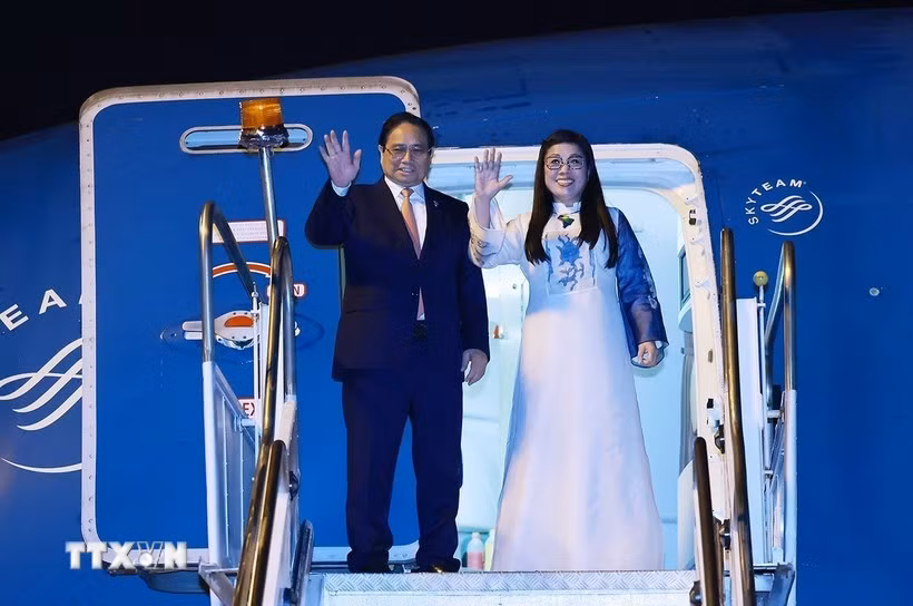 El primer ministro Pham Minh Chinh y su esposa concluyen su viaje para asistir a la Cumbre BRICS 2025 y realizar las actividades bilaterales en Brasil. (Foto: VNA)