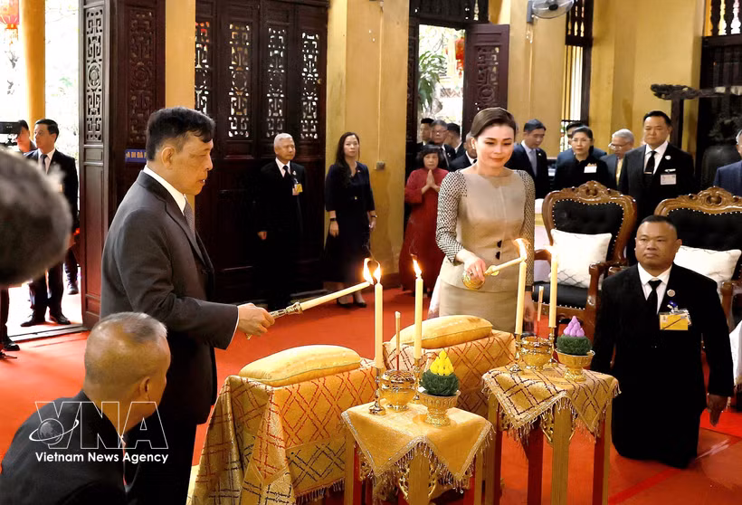 El rey de Tailandia, Maha Vajiralongkorn, y la reina Suthida Bajrasudhabimalalakshana llevan a cabo una ceremonia de encendido de velas para orar por la paz y el bienestar en la pagoda Quan Su. (Fuente: VNA)