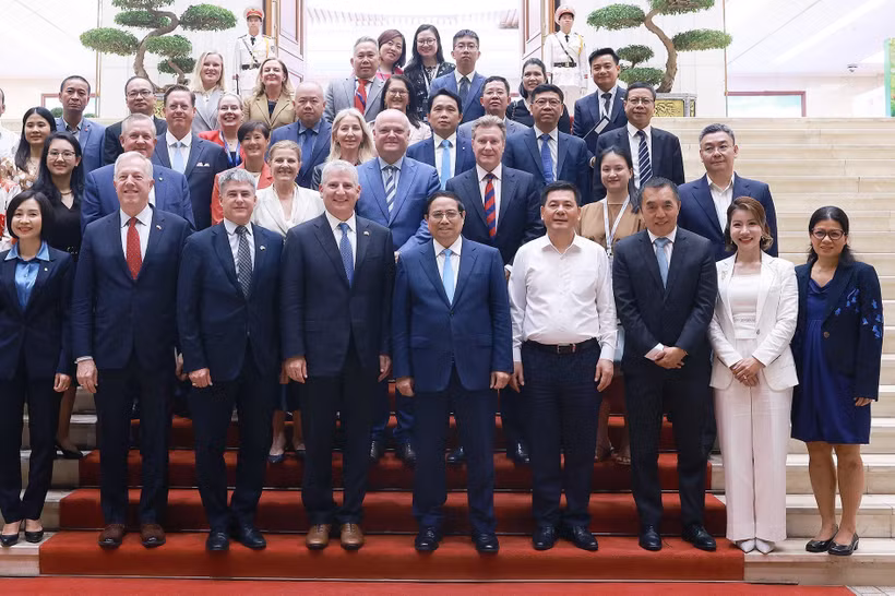 El primer ministro vietnamita Pham Minh Chinh y representantes de Consejo Empresarial Estados Unidos-ASEAN. (Fuente: VNA)