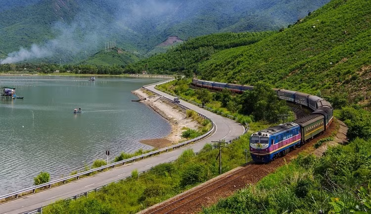 El tren «Conexión del Patrimonio Central» recorre la laguna de Lap An, ciudad de Hue (Foto: Grupo de Ferrocarriles de Vietnam)