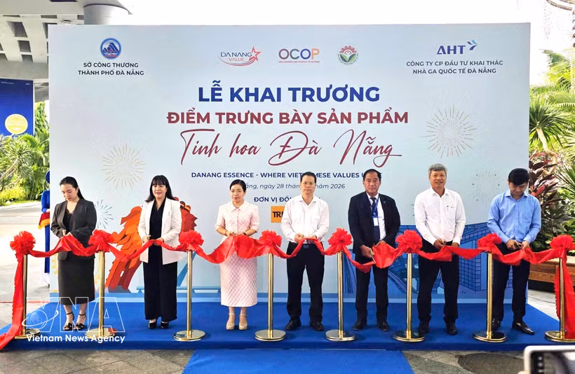 El presidente del Comité Popular de la ciudad de Da Nang, Nguyen Manh Hung, y delegados en la inauguración. (Fuente: VNA)
