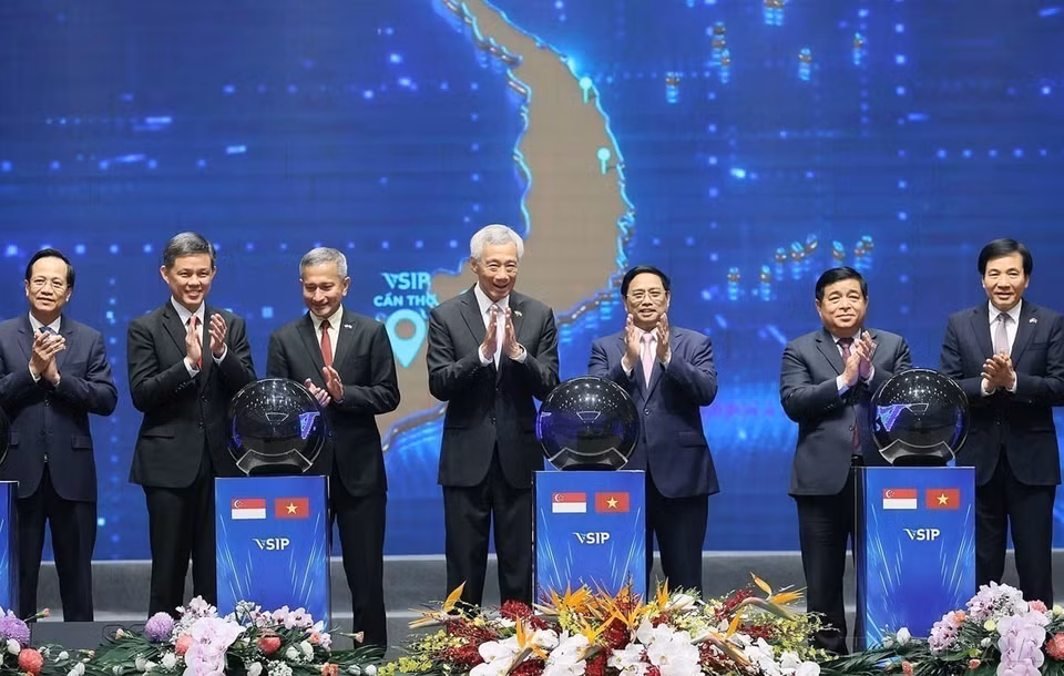 El primer ministro Pham Minh Chinh y su homólogo singapurense, Lee Hsien Loong, asistieron en Hanoi el 29 de agosto de 2023 a la ceremonia de inicio de construcción de los Parques Industriales Vietnam- Singapur (VSIP) en varias localidades. (Fuente: VNA)