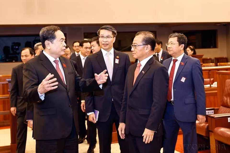 El presidente de la Asamblea Nacional de Vietnam, Tran Thanh Man, y su homólogo singapurense, Seah Kian Peng, visitaron el 2 de diciembre de 2024 la sala de reuniones del Parlamento del país insular. (Fuente: VNA)