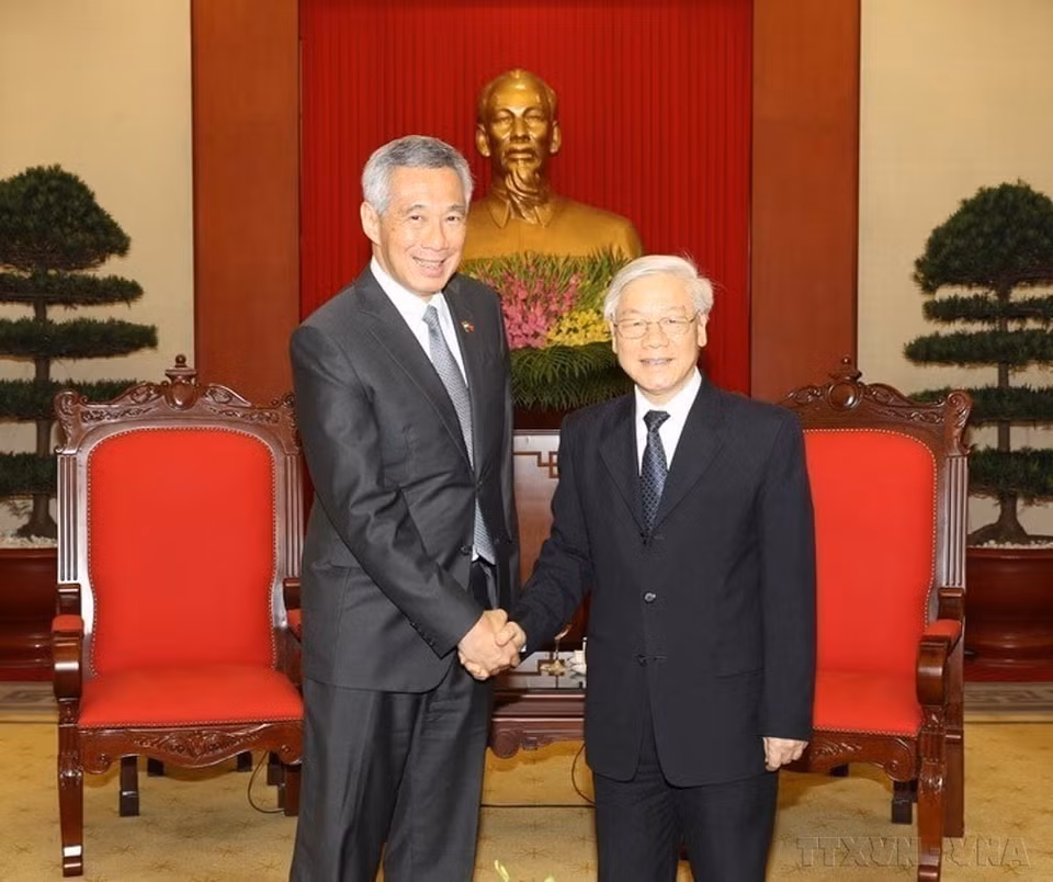 El secretario general del Partido Comunista de Vietnam, Nguyen Phu Trong, recibió en Hanoi el 23 de marzo de 2017 al primer ministro singapurense, Lee Hsien Loong, en su visita oficial a Vietnam. (Fuente: VNA)