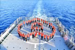 Los compatriotas en el Barco de la Gran Unidad (Foto: VNA)