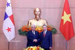 El secretario general del Partido Comunista y presidente de Vietnam, To Lam (derecha), recibe al presidente de Panamá, José Raúl Mulino. (Foto: VNA)