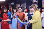 Ngo Phuong Ly, esposa del secretario general del Partido Comunista y presidente Vietnam, To Lam, y Maricel Cohen de Mulino, cónyuge del presidente de Panamá, José Raúl Mulino, participan en un programa de experiencia cultural sobre las minorías étnicas de Vietnam en el Templo de la Literatura, en Hanoi. (Foto: VNA)