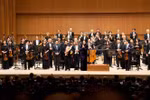 La cónsul general de Hanoi en Fukuoka, Vu Chi Mai, entrega flores por el exitoso concierto. (Foto: VNA)