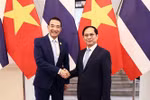 El viceprimer ministro y canciller de Vietnam, Bui Thanh Son (derecha), y el ministro de Relaciones Exteriores de Tailandia, Maris Sangiampongsa (Foto: VNA)
