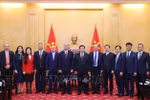 El director de la Academia Nacional de Política Ho Chi Minh, Nguyen Xuan Thang, y el embajador cubano, Rogelio Polanco Fuentes, junto con los delegados (Foto: VNA)
