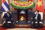 El presidente de Vietnam, Luong Cuong, conversa con el titular de la Asamblea Nacional del Poder Popular de Cuba, Esteban Lazo Hernández. (Foto: VNA)