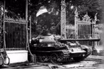 Un tanque del Ejército vietnamita avanza al Palacio de la Independencia, el 30 de abril de 1975 (Foto: VNA)