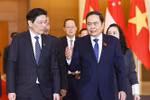 El presidente de la Asamblea Nacional de Vietnam, Tran Thanh Man (derecha), se reúne con el primer ministro de Singapur, Lawrence Wong. (Foto: VNA)
