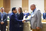 El primer ministro de Vietnam, Pham Minh Chinh, saluda a los representantes de las universidades estadounidenses (Foto: VNA)