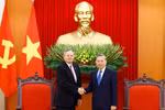 El secretario general del Partido Comunista de Vietnam, To Lam (derecha), recibe al senador estadounidense Steven David Daines (Foto: VNA)
