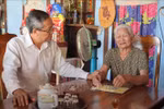 El subsecretario del Comité del Partido y presidente del Consejo Popular de la provincia de An Giang, Le Van Nung, visita a una madre heroica vietnamita en el municipio de Tinh Bien (Foto: VNA)