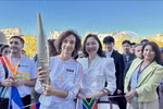 La directora general de la UNESCO, Audrey Azoulay, y la embajadora Nguyen Thi Van Anh, representante permanente de Vietnam ante la UNESCO, en una ceremonia de recepción de la Antorcha Paralímpica en la sede de la UNESCO. (Foto: VNA)