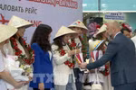 El comité organizador entrega flores y regalos a los turistas (Foto: VNA)