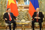 El secretario general del Partido Comunista y presidente de Vietnam, To Lam (izquierda), se reúne con el presidente ruso, Vladimir Putin. (Foto: VNA)